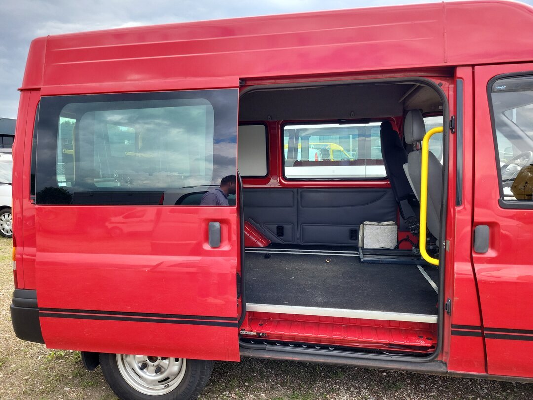 Ford Transit 300S 2.4 TDdi 90pk Wheelchair transport, Automatic – foto 9 – kavel bij BAS World Auctions, Zwolle