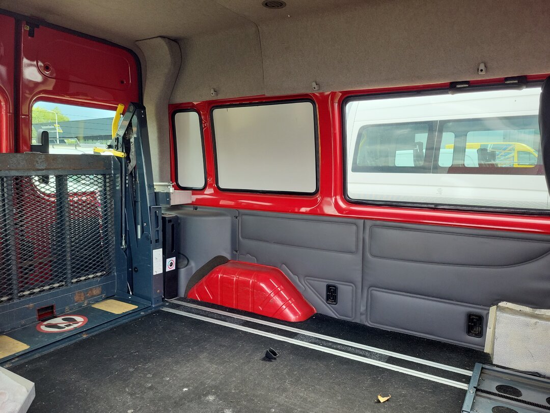 Ford Transit 300S 2.4 TDdi 90pk Wheelchair transport, Automatic – foto 10 – kavel bij BAS World Auctions, Zwolle