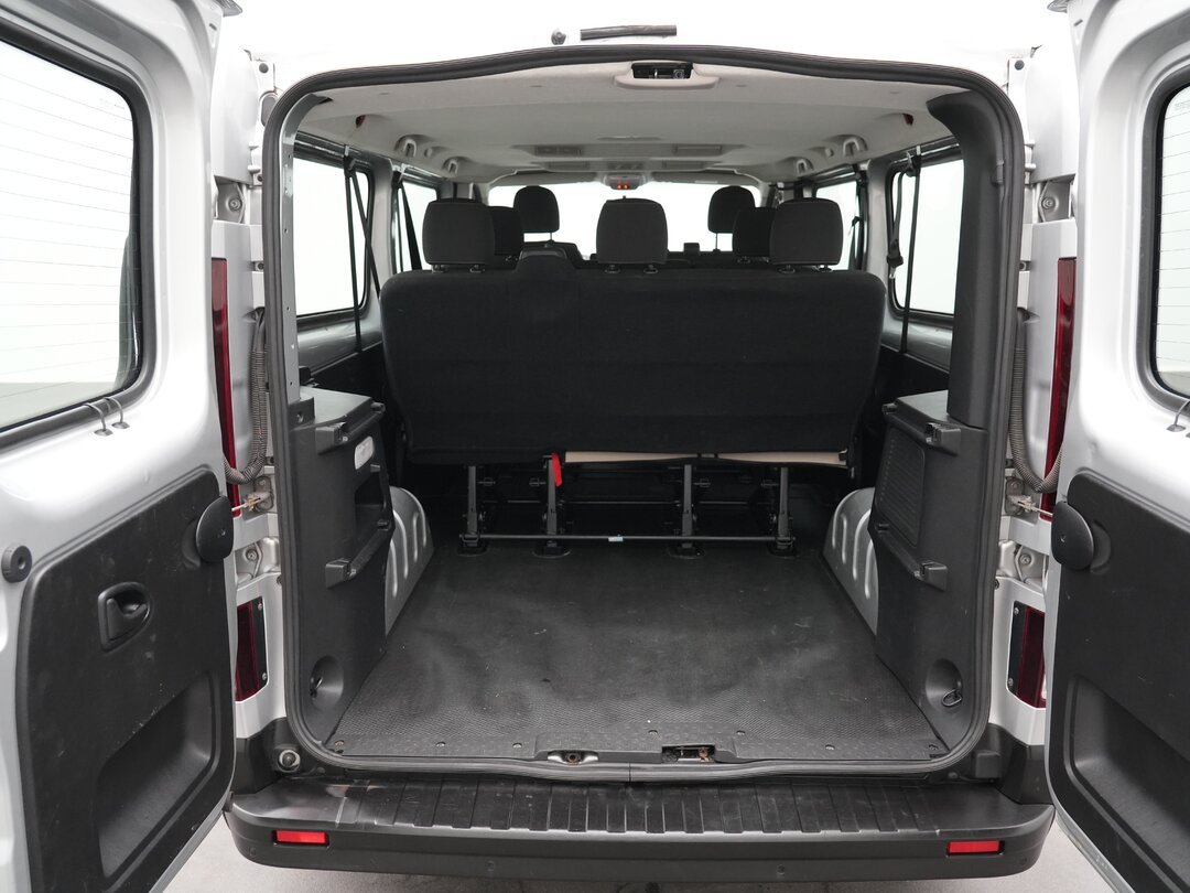Renault Trafic 120pk Passenger transport Personenvervoer 9-Persoons Airco Cruise Parkeersensoren Euro6 Passenger Transport TV Taxi – foto 9 – kavel bij BAS World Auctions, Veghel