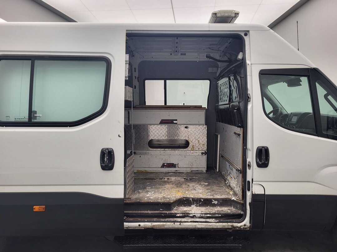 Iveco Daily 50C14 FUELTYPE: CNG! 3.0L Dubbellucht L3H2 Navi 3,5t Trekhaak Airco Cruise Werkplaatsinrichting Euro6 L3 – foto 6 – kavel bij BAS World Auctions, Veghel