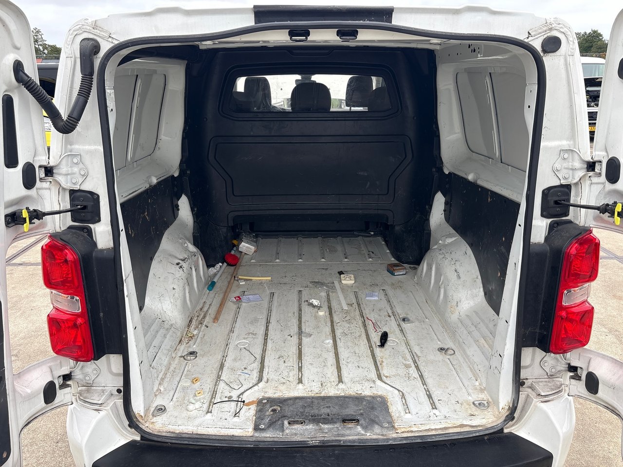 Peugeot Expert 2.0 BlueHDI 180 Long Premium DC 2020 – foto 9 – kavel bij BAS World Auctions, Veghel