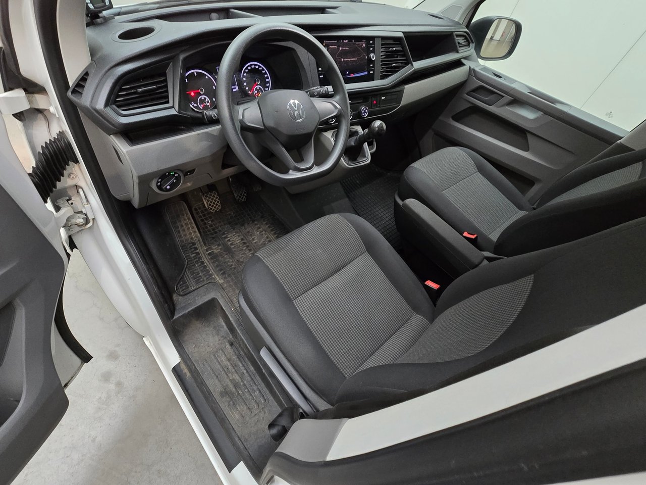 Volkswagen Transporter 2.0 TDI L2H3 28 Highline 2023 – foto 8 – kavel bij BAS World Auctions, Veghel