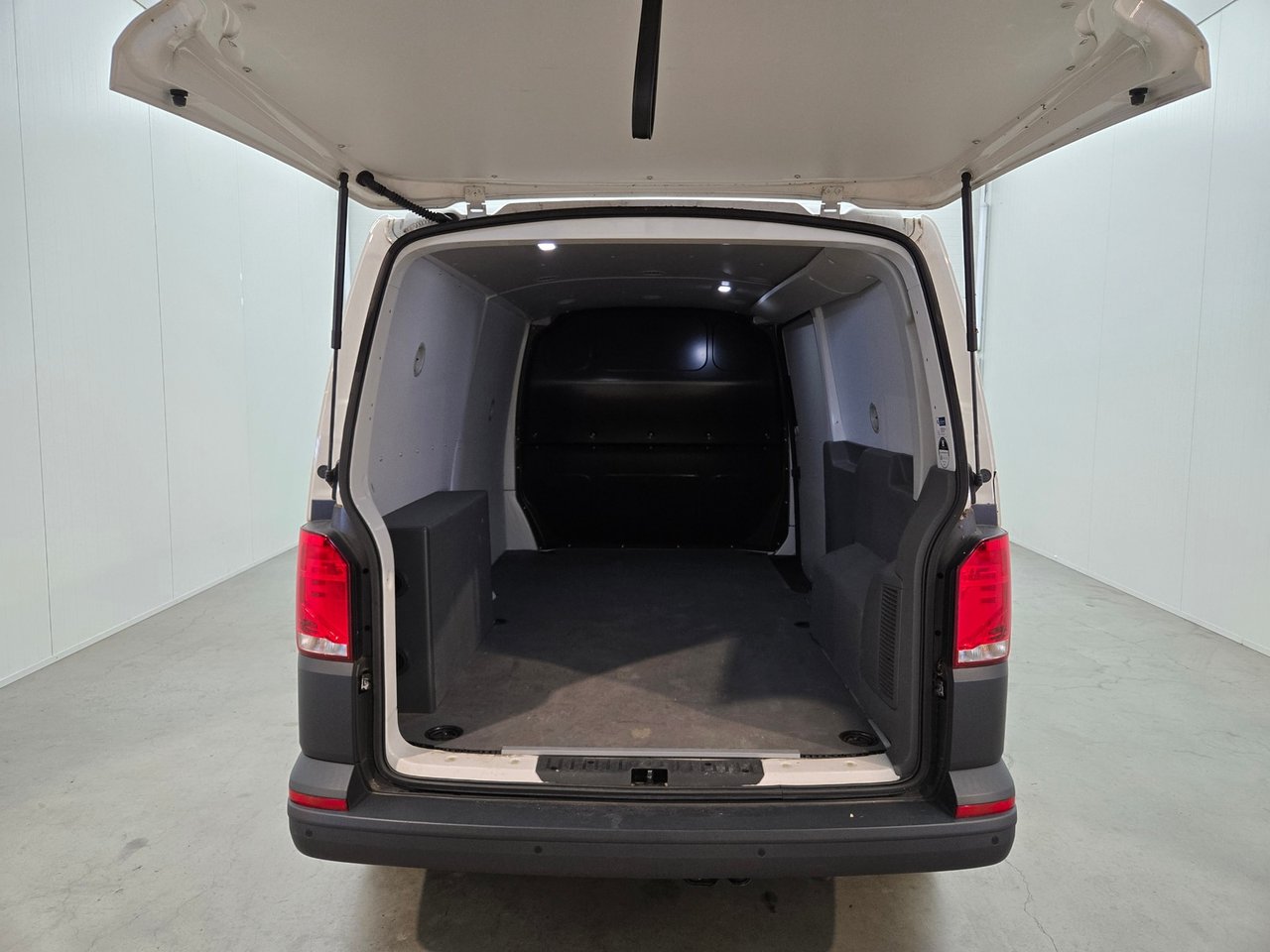 Volkswagen Transporter 2.0 TDI L2H3 28 Highline 2023 – foto 9 – kavel bij BAS World Auctions, Veghel