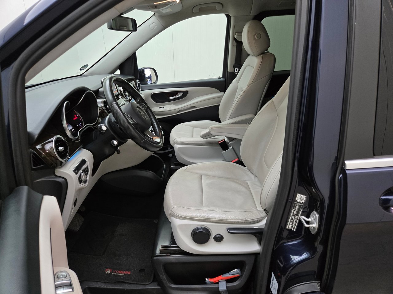 Mercedes-Benz V-klasse 250d Lang DC Avantgarde Edition 2018 – foto 6 – kavel bij BAS World Auctions, Veghel