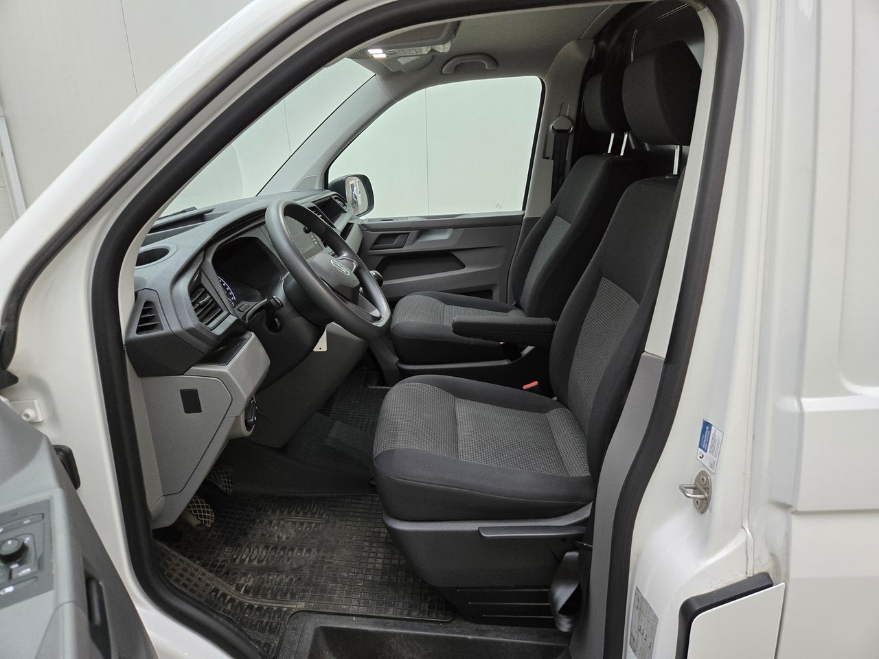 Volkswagen Transporter 2.0 TDI L2H3 28 Highline 2023 – foto 6 – kavel bij BAS World Auctions, Veghel