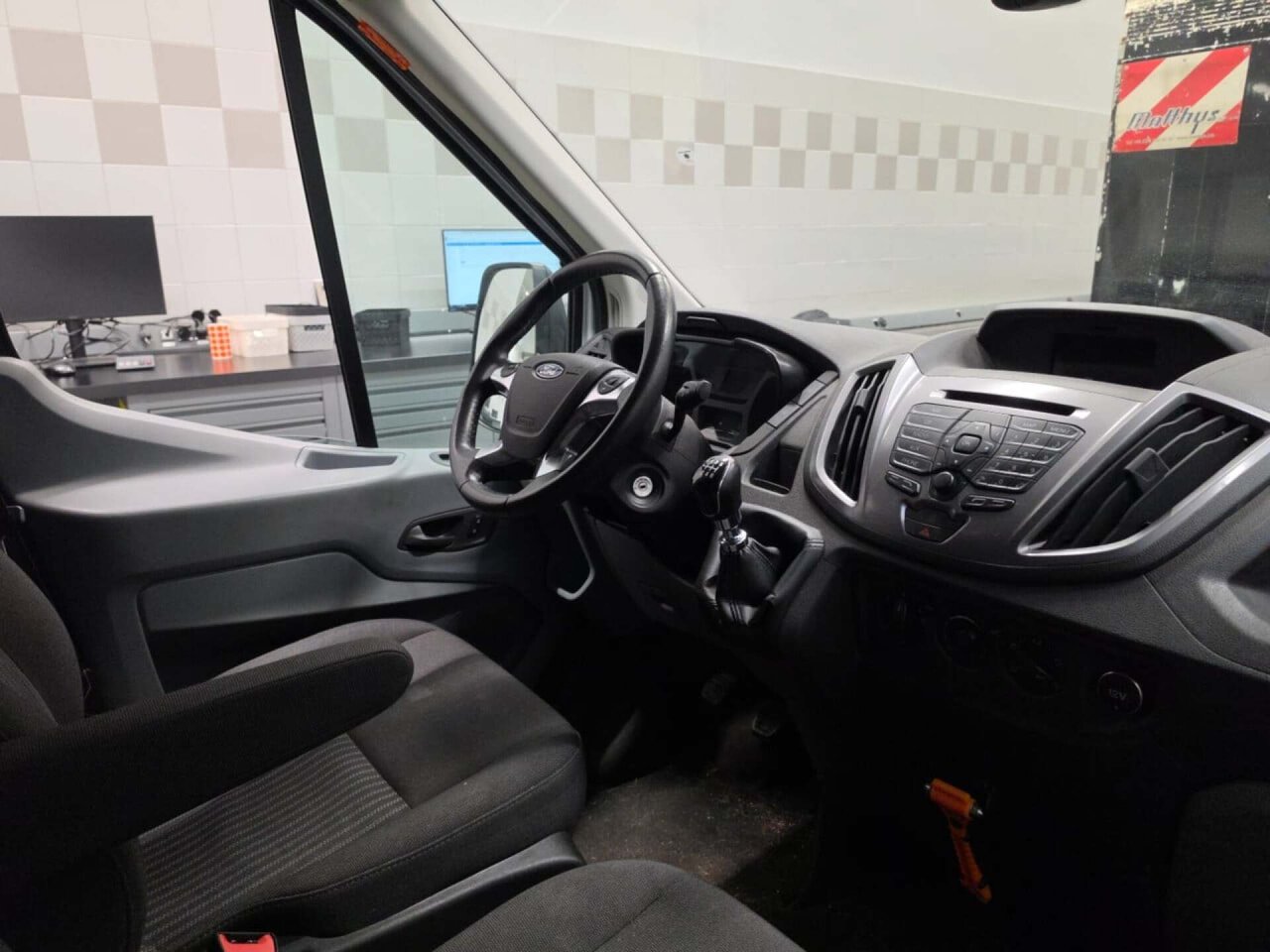 Ford Transit 290 2.2 TDCI L2H2 Tr 2016 Airco/PDC – foto 4 – kavel bij BAS World Auctions, Veghel