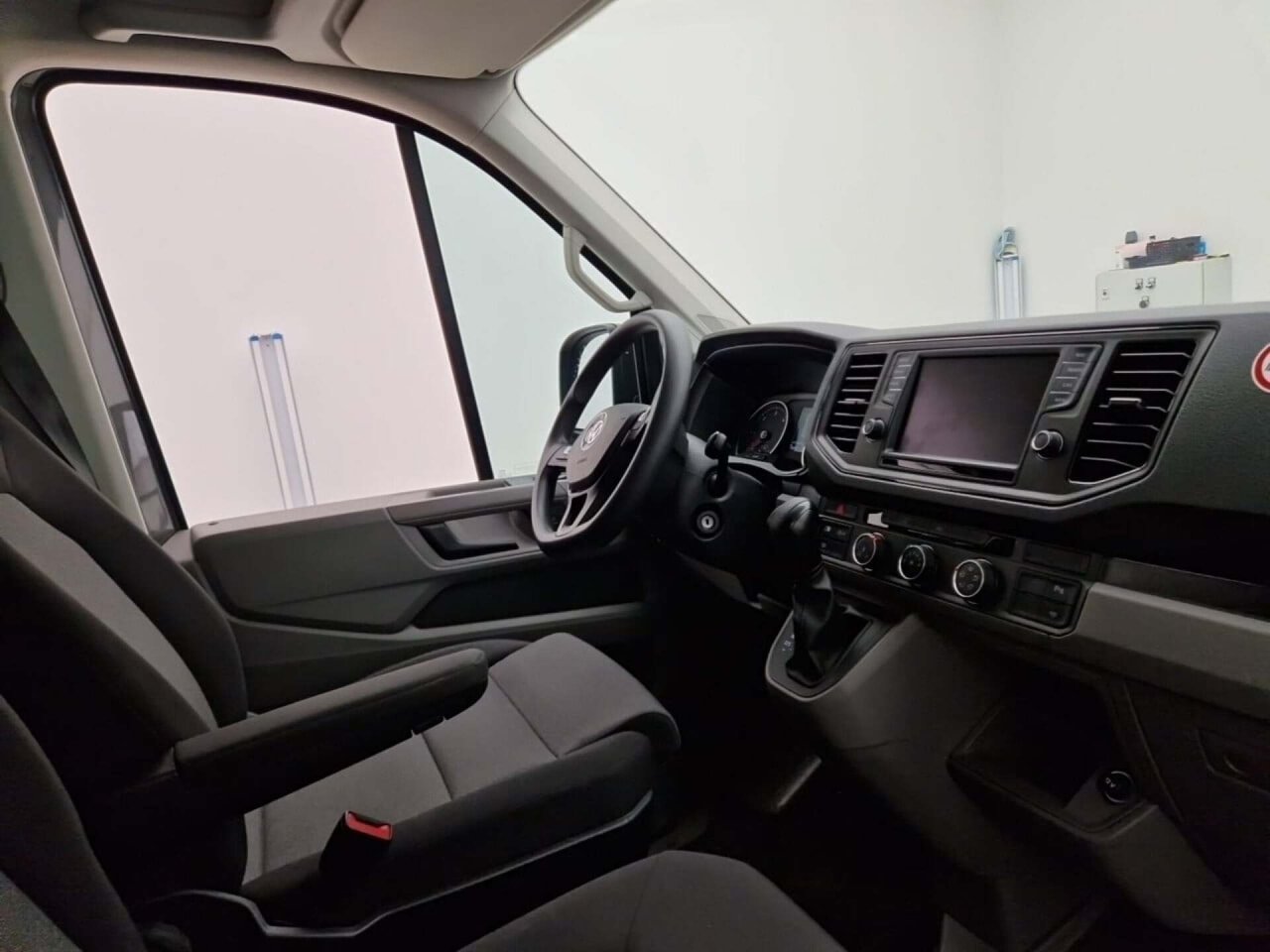 Volkswagen Crafter 35 2.0 TDI L3H2 DSG 2018 AUT/Airco/NAV/PDC – foto 4 – kavel bij BAS World Auctions, Veghel