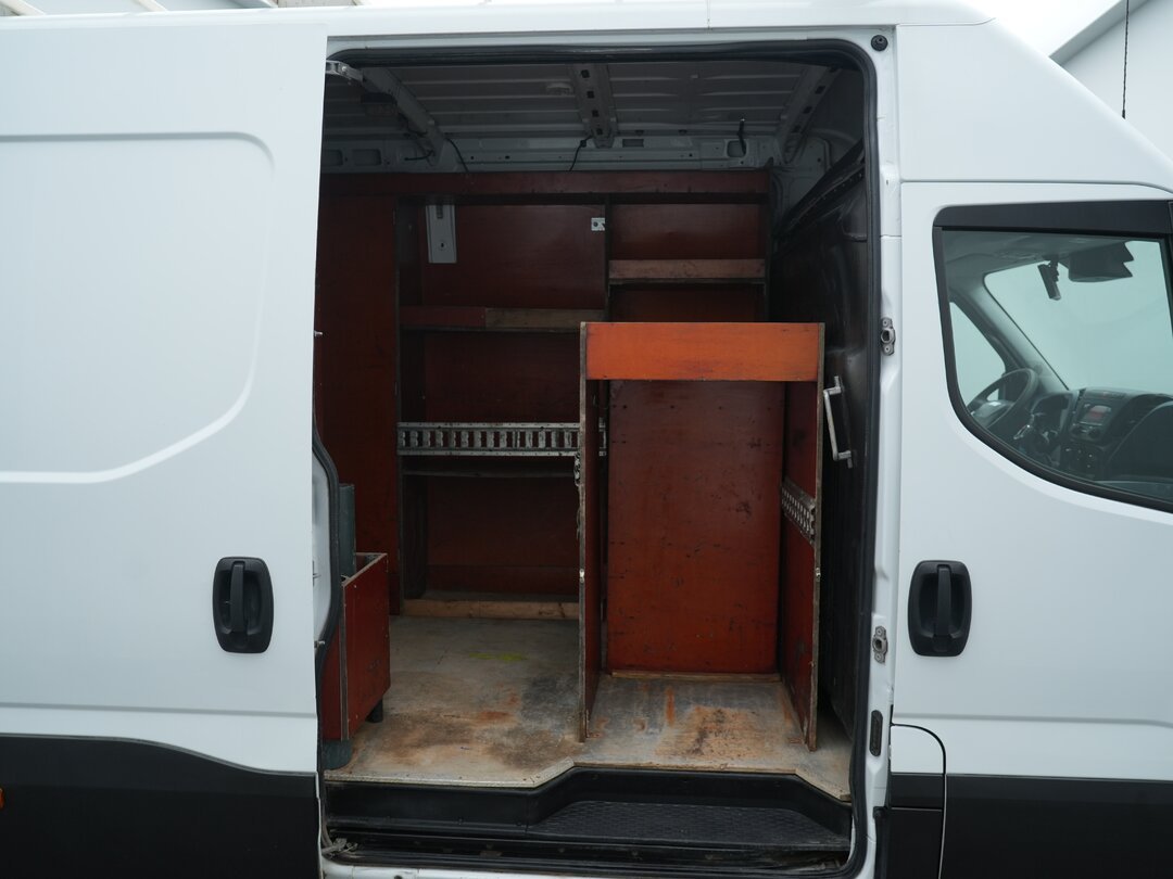Iveco Daily 50C18 Closed van 3.0L Automaat L2H2 3.5t Trekhaak 180PK DubbelLucht Airco Imperiaal Ladder Camera Euro6 L2 – foto 8 – kavel bij BAS World Auctions, Veghel