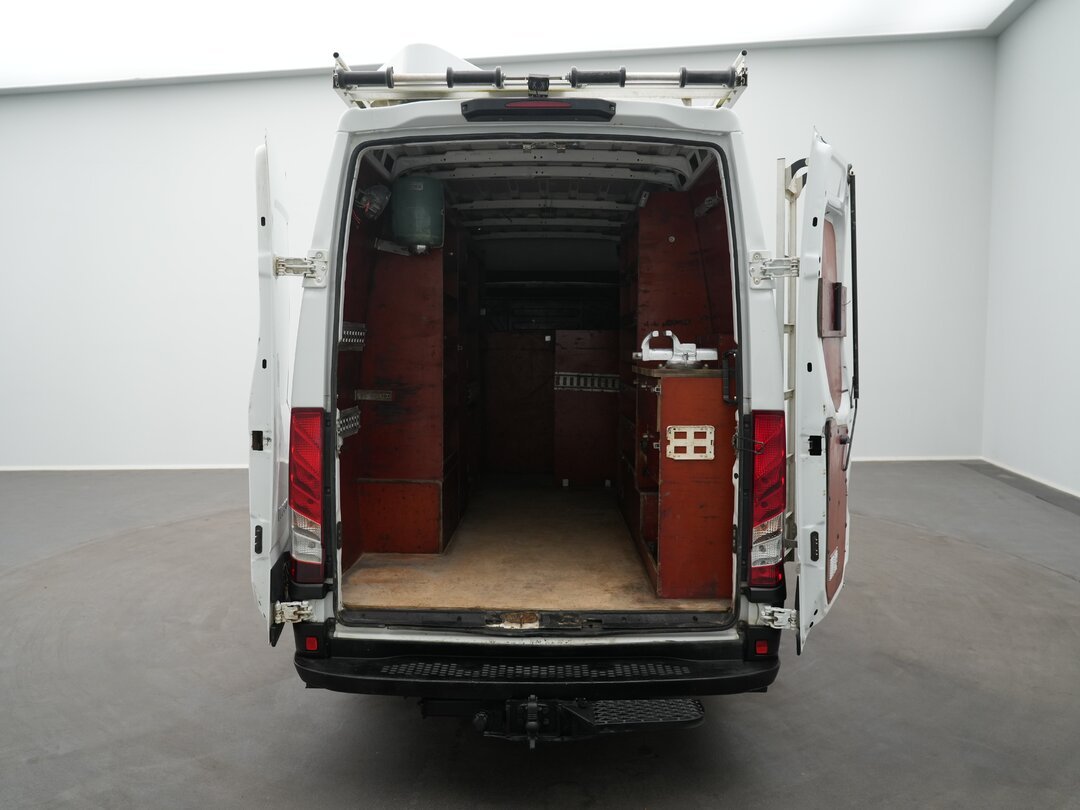 Iveco Daily 50C18 Closed van 3.0L Automaat L2H2 3.5t Trekhaak 180PK DubbelLucht Airco Imperiaal Ladder Camera Euro6 L2 – foto 7 – kavel bij BAS World Auctions, Veghel