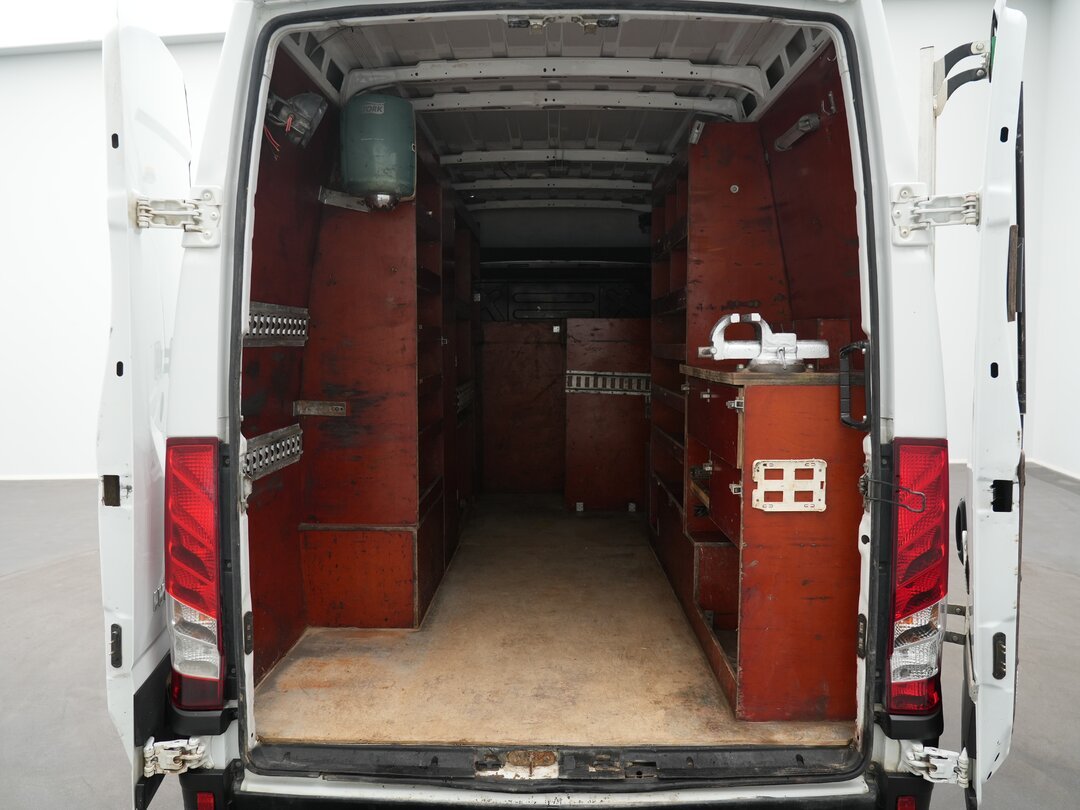 Iveco Daily 50C18 Closed van 3.0L Automaat L2H2 3.5t Trekhaak 180PK DubbelLucht Airco Imperiaal Ladder Camera Euro6 L2 – foto 9 – kavel bij BAS World Auctions, Veghel
