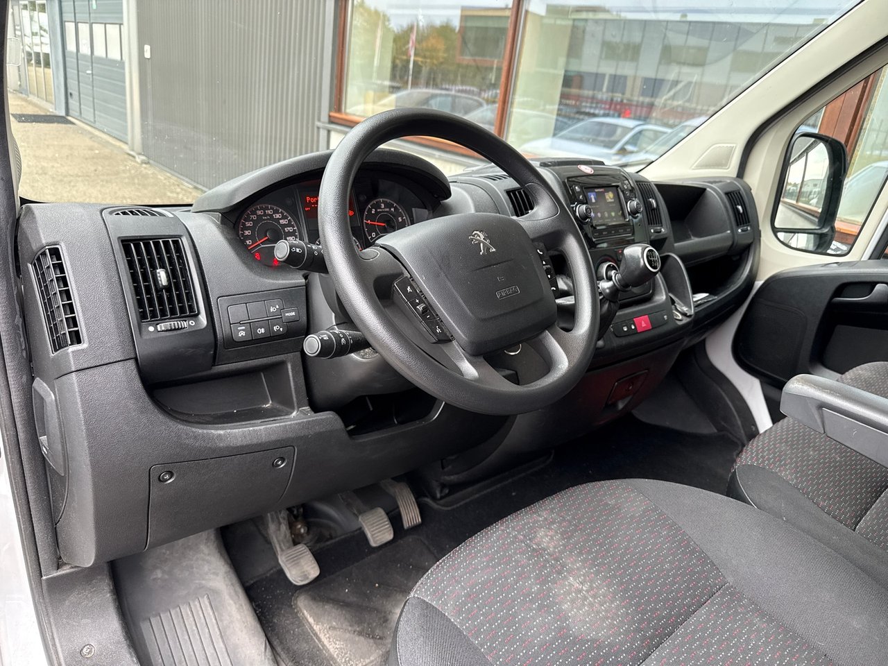 Peugeot Boxer 330 2.2 BlueHDi 120 L2H2 Premium 2022 – foto 10 – kavel bij BAS World Auctions, Veghel