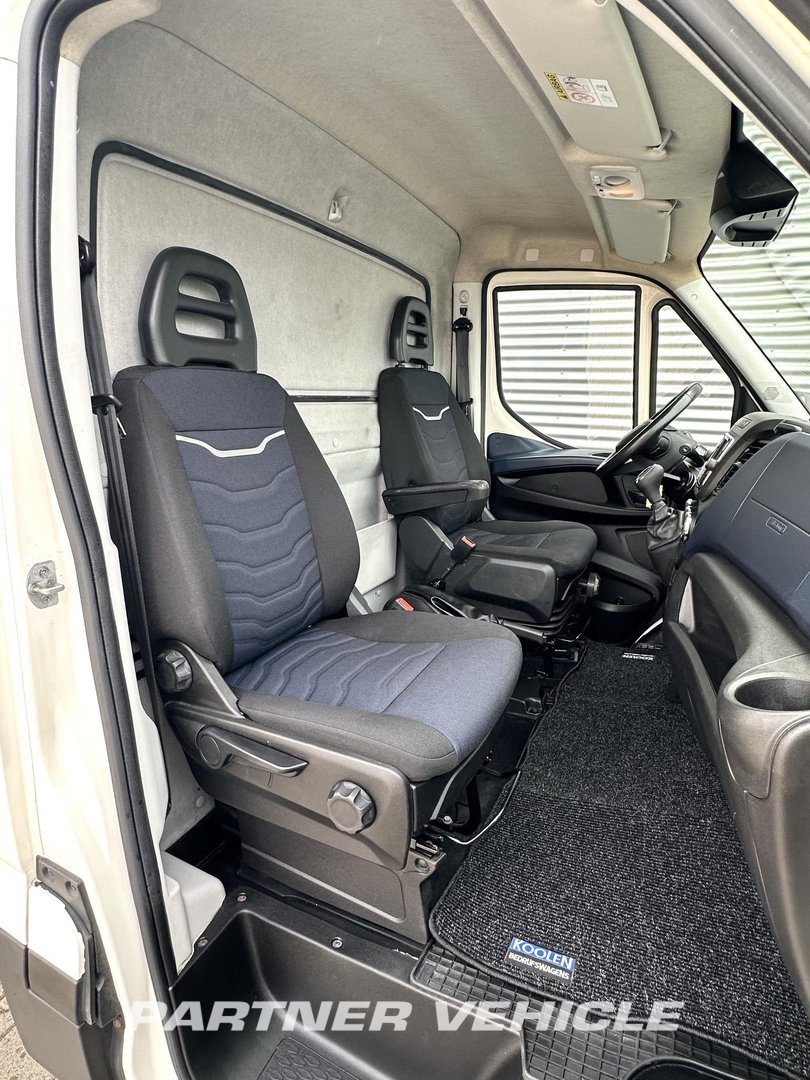 frontLeft : Iveco  Stängda lastbilskarosser
