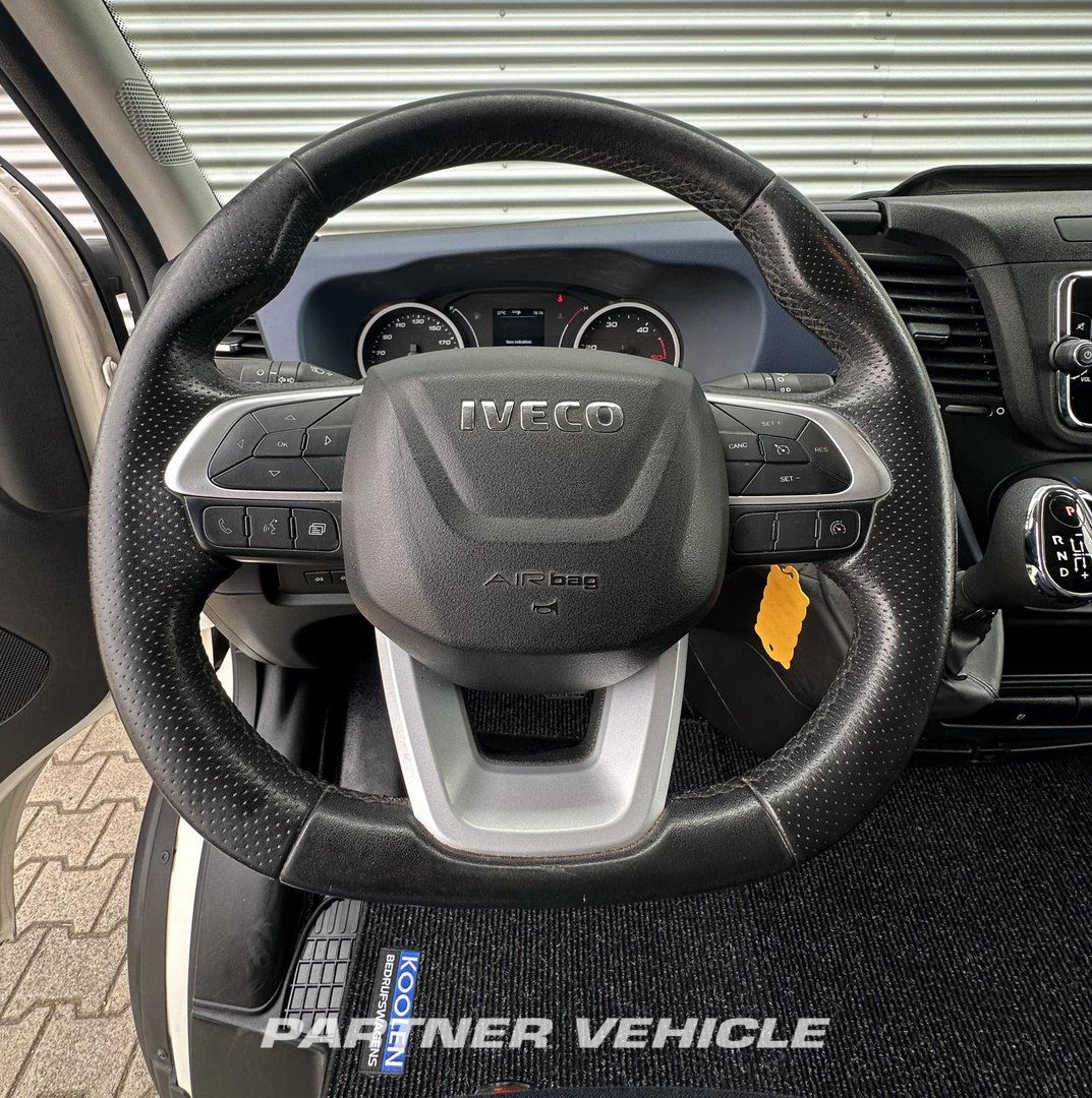 frontLeft : Iveco  Stängda lastbilskarosser