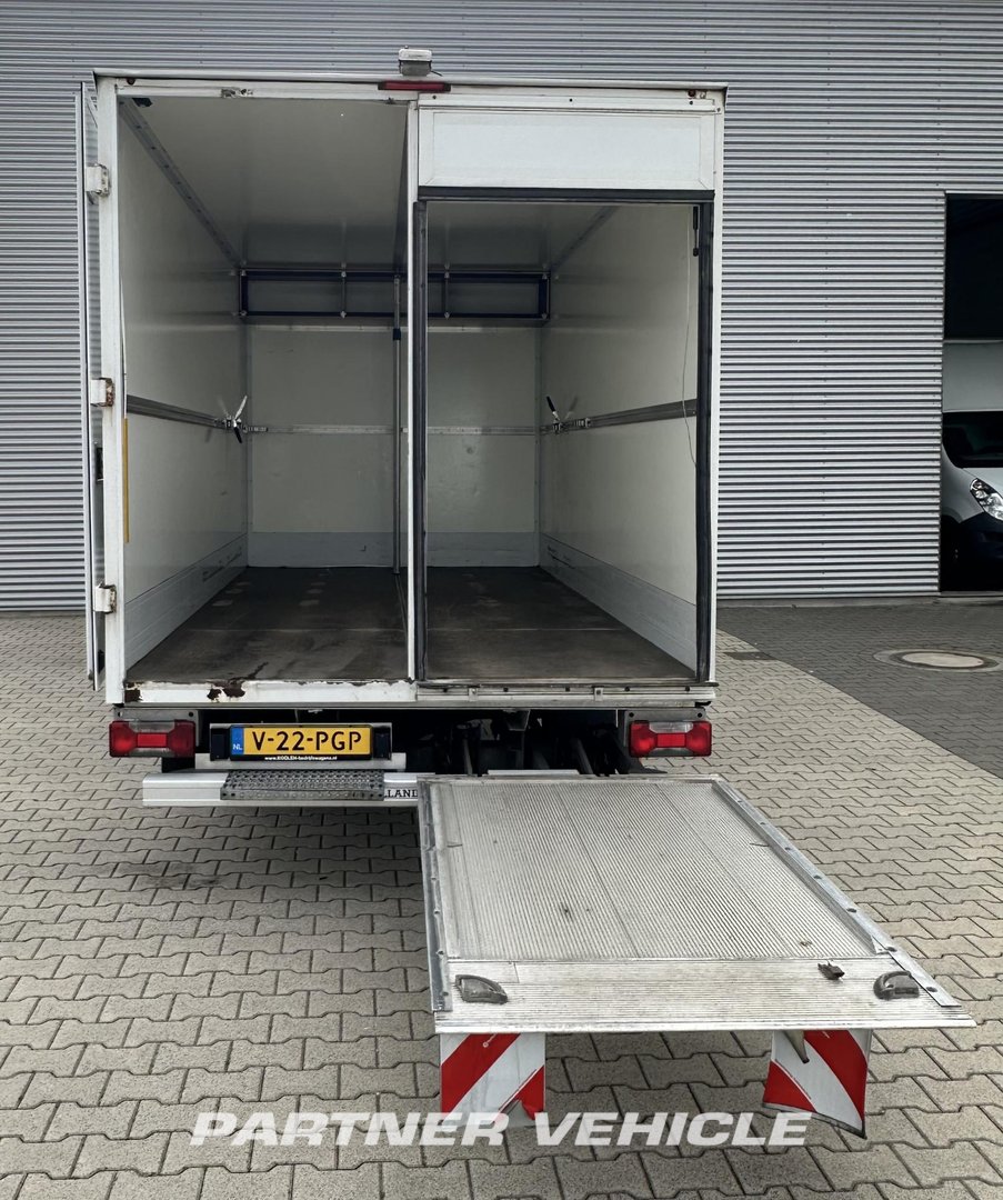 frontLeft : Iveco  Stängda lastbilskarosser
