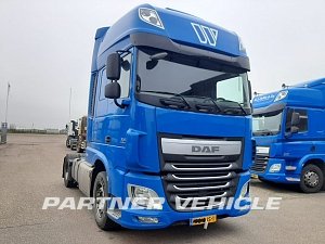 frontLeft : DAF XF 460 Dragbil