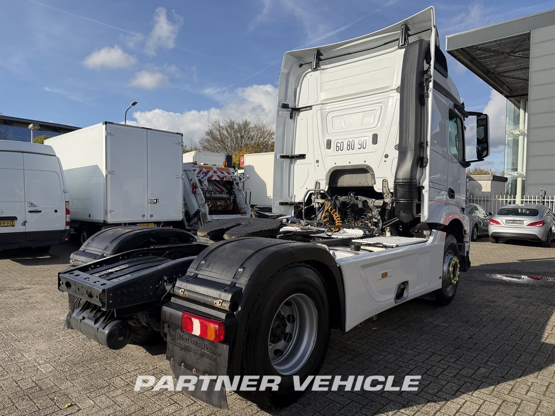 frontLeft : Mercedes Actros 1843 Cap tractor