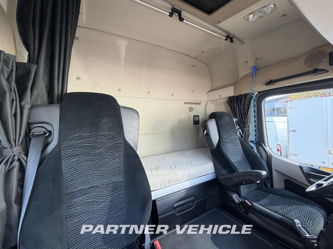 frontLeft : Mercedes Actros 1843 Cap tractor