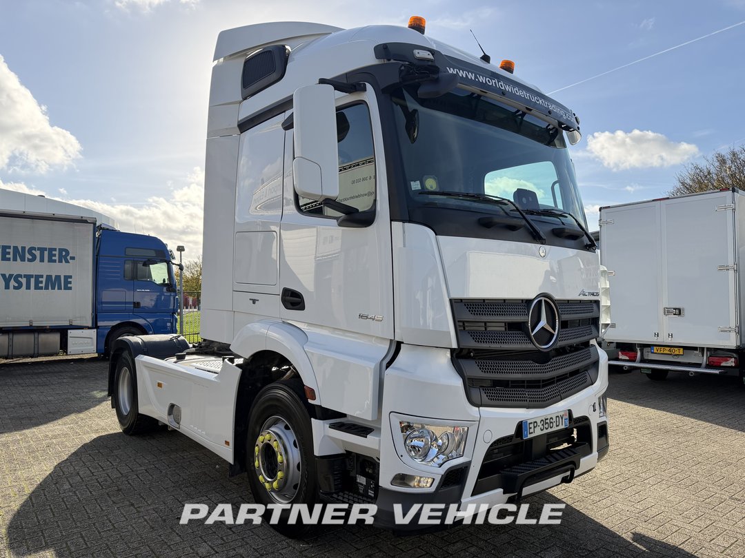 frontLeft : Mercedes Actros 1843 Cap tractor