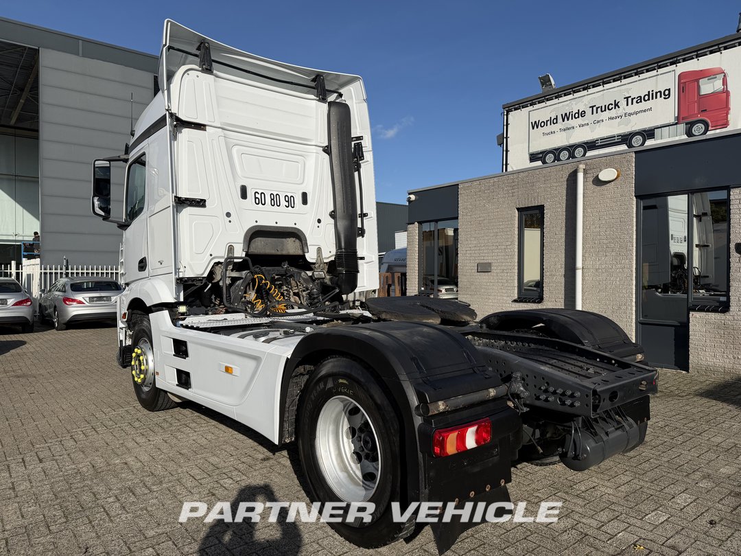 frontLeft : Mercedes Actros 1843 Cap tractor