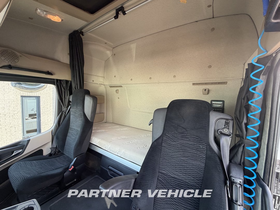frontLeft : Mercedes Actros 1843 Cap tractor