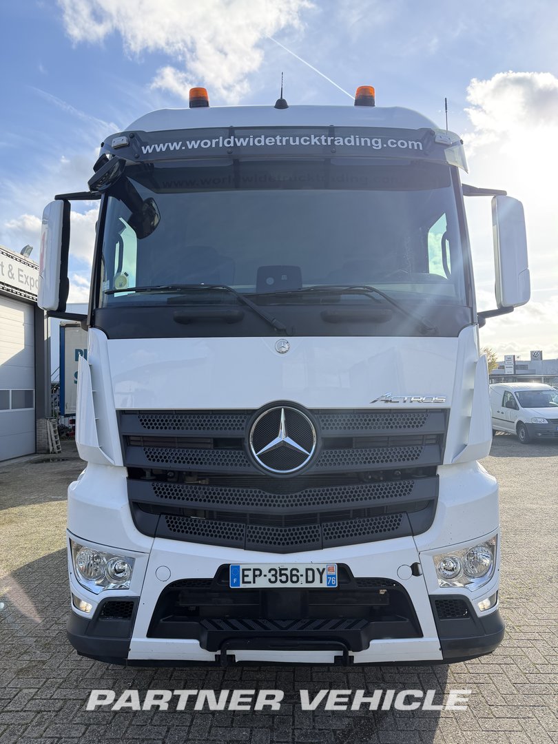 frontLeft : Mercedes Actros 1843 Cap tractor