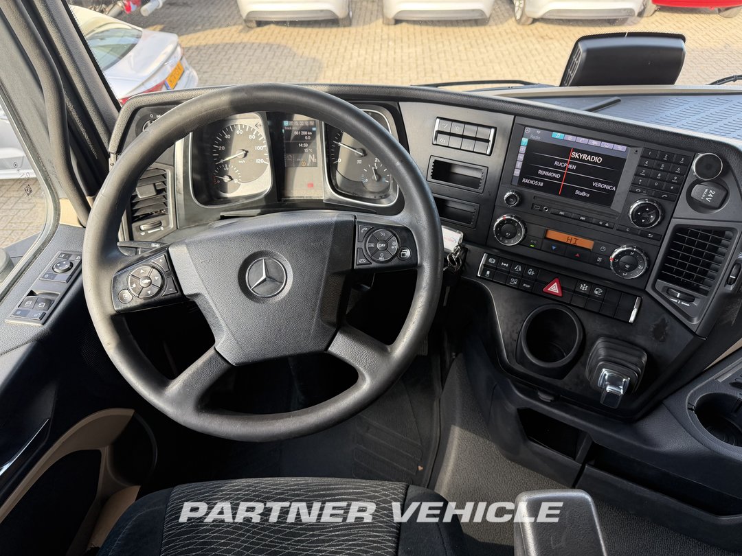 frontLeft : Mercedes Actros 1843 Cap tractor