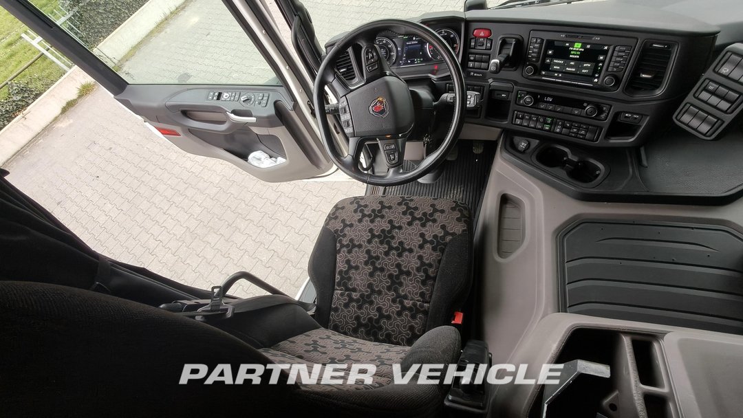 frontLeft : Scania P450 Camión chasis