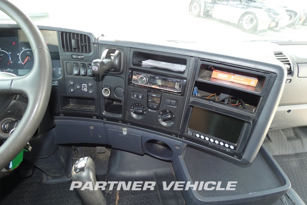 frontLeft : Scania R340 tegljač