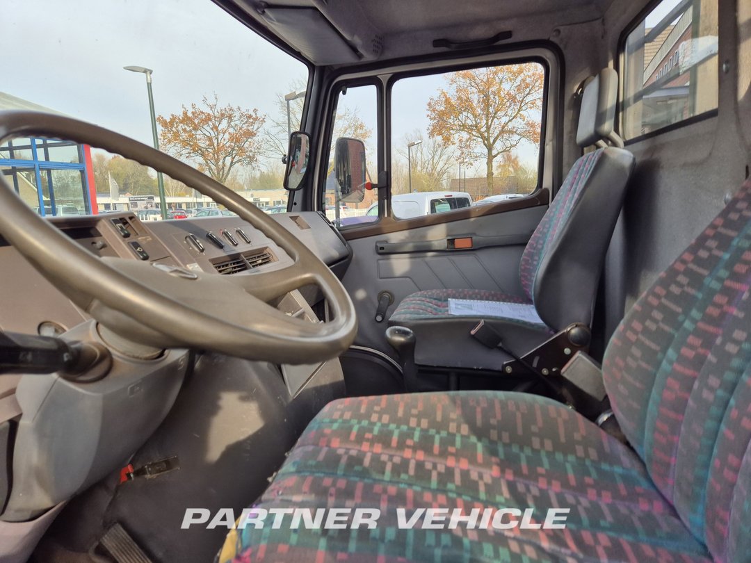 frontLeft : Mercedes  Dropside camion