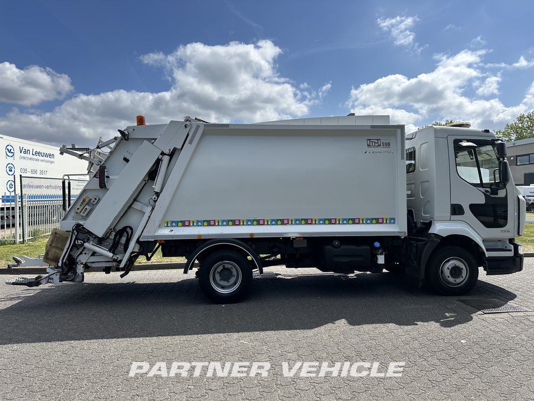 frontLeft : Renault Midlum 220 Roska-auto