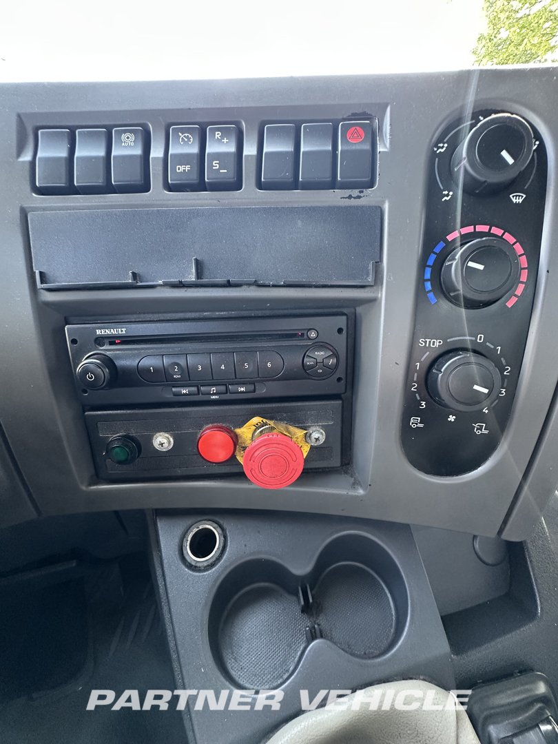 frontLeft : Renault Midlum 220 Roska-auto