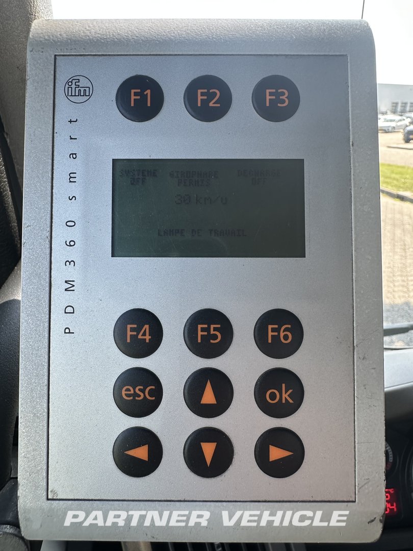 frontLeft : Renault Midlum 220 Roska-auto