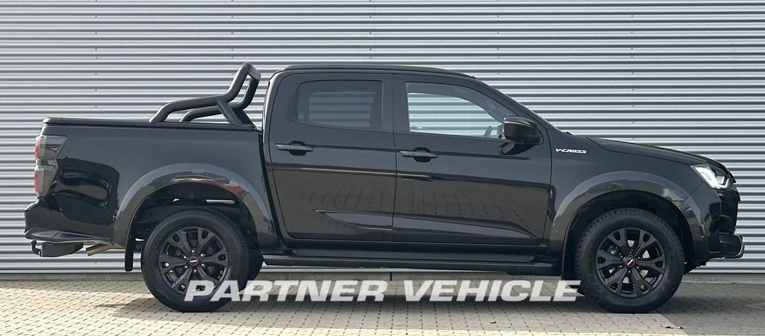 frontLeft : Isuzu  Pick-up