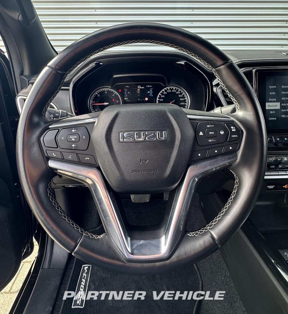 frontLeft : Isuzu  Pick-up