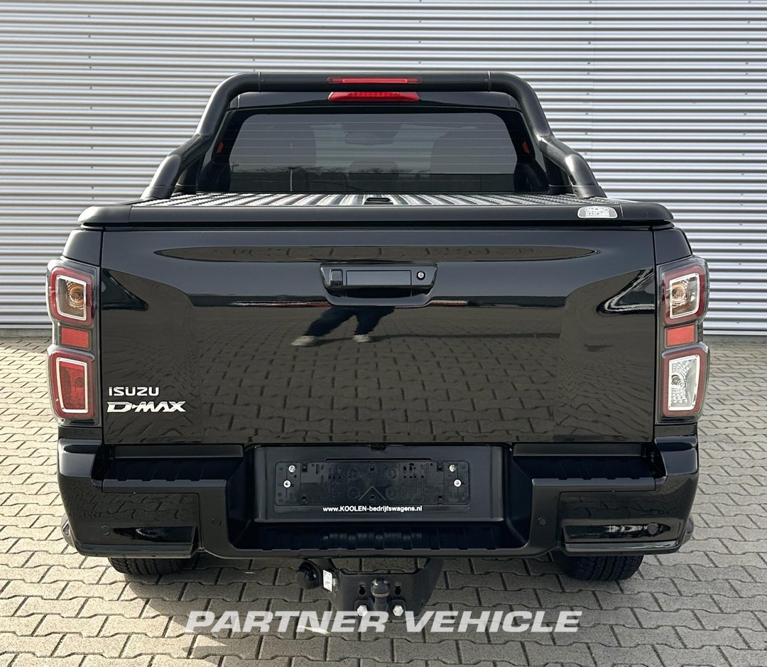 frontLeft : Isuzu  Pick-up