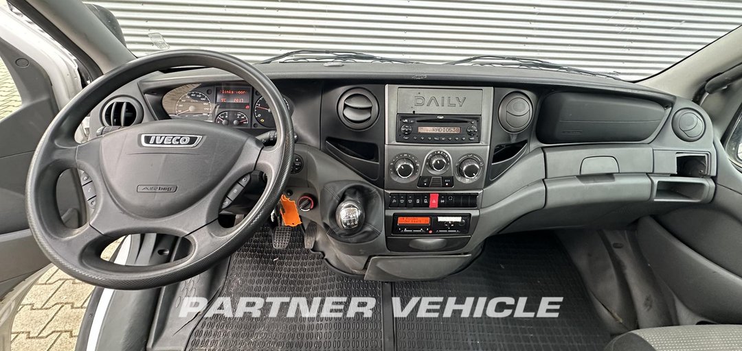 frontLeft : Iveco  شاحنات مسطحة