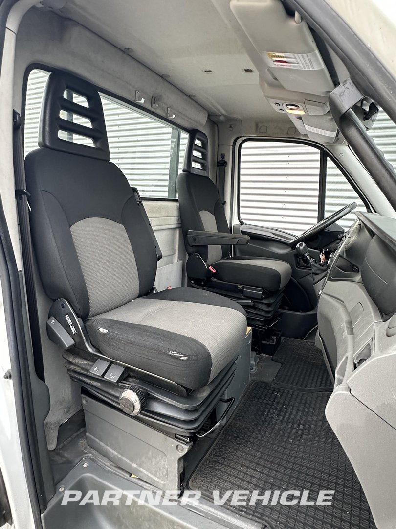 frontLeft : Iveco  شاحنات مسطحة