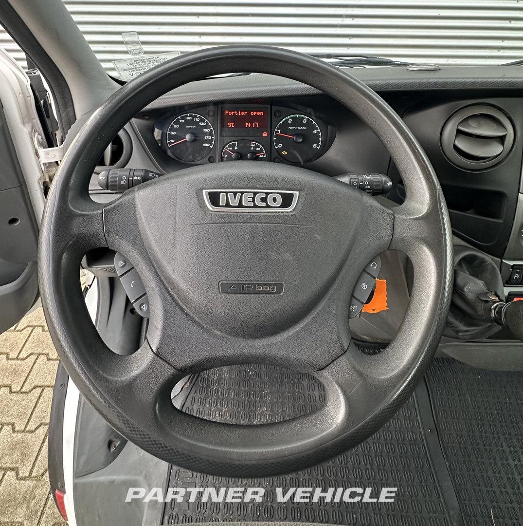 frontLeft : Iveco  شاحنات مسطحة