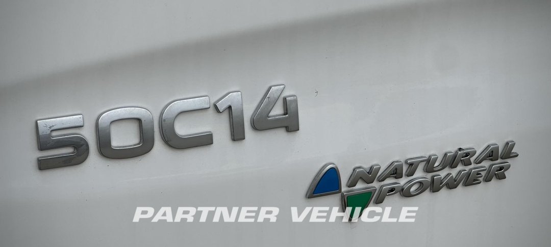 frontLeft : Iveco  شاحنات مسطحة