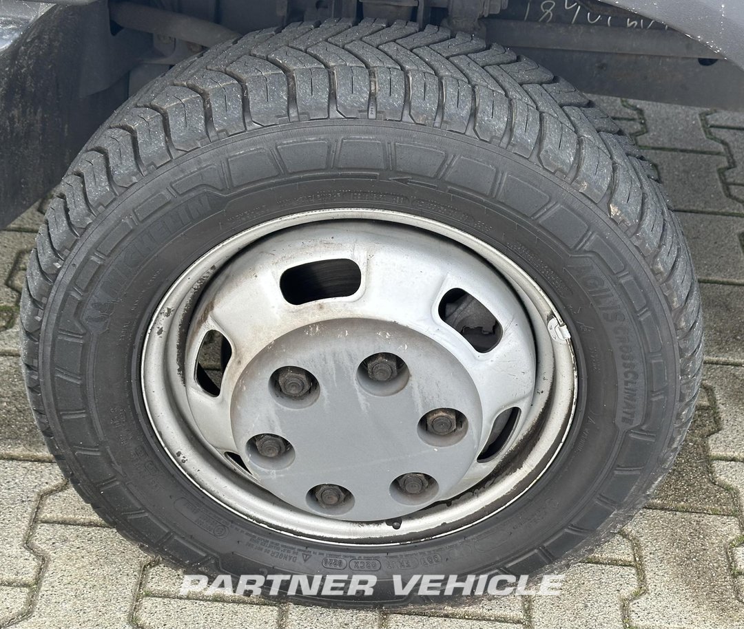 frontLeft : Iveco  شاحنات مسطحة