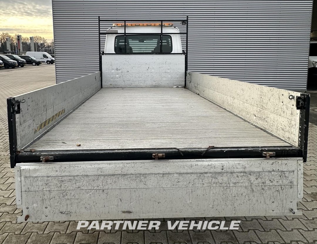 frontLeft : Iveco  شاحنات مسطحة