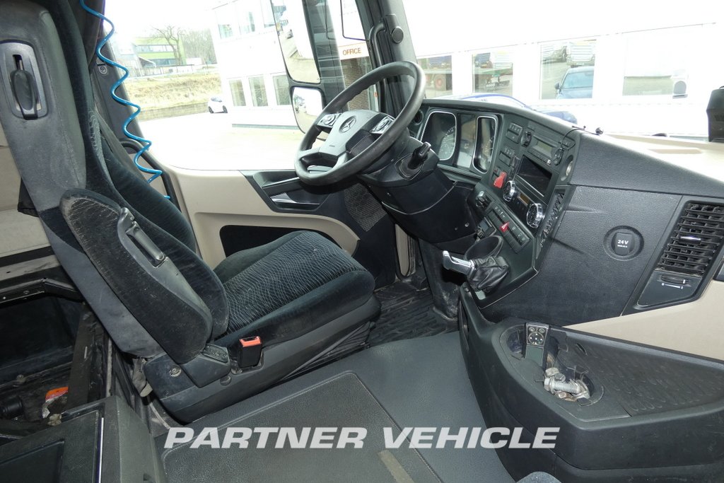 frontLeft : Mercedes Actros 1851 Tractor