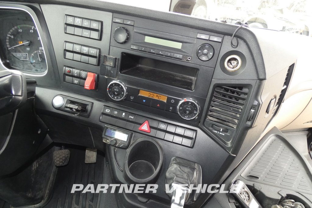 frontLeft : Mercedes Actros 1851 Tractor