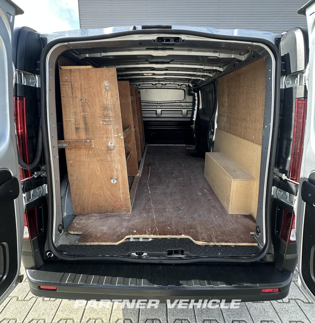 frontLeft : Renault Trafic 130pk Fourgon utilitaire
