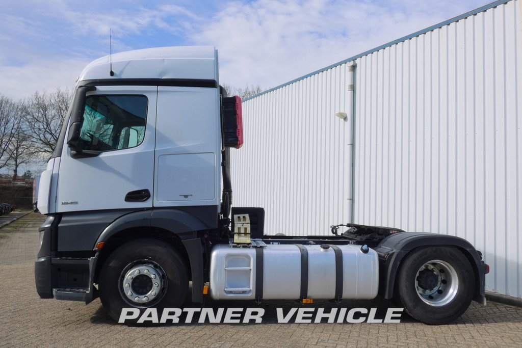 frontLeft : Mercedes Actros 1845 Cap tractor