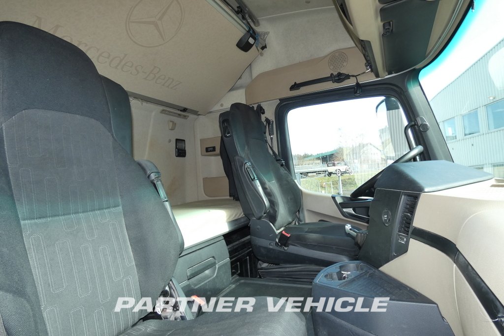 frontLeft : Mercedes Actros 1845 Cap tractor