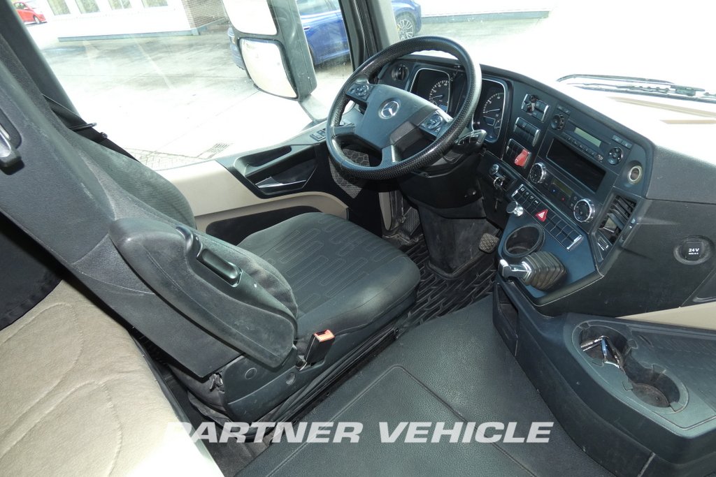 frontLeft : Mercedes Actros 1845 Cap tractor