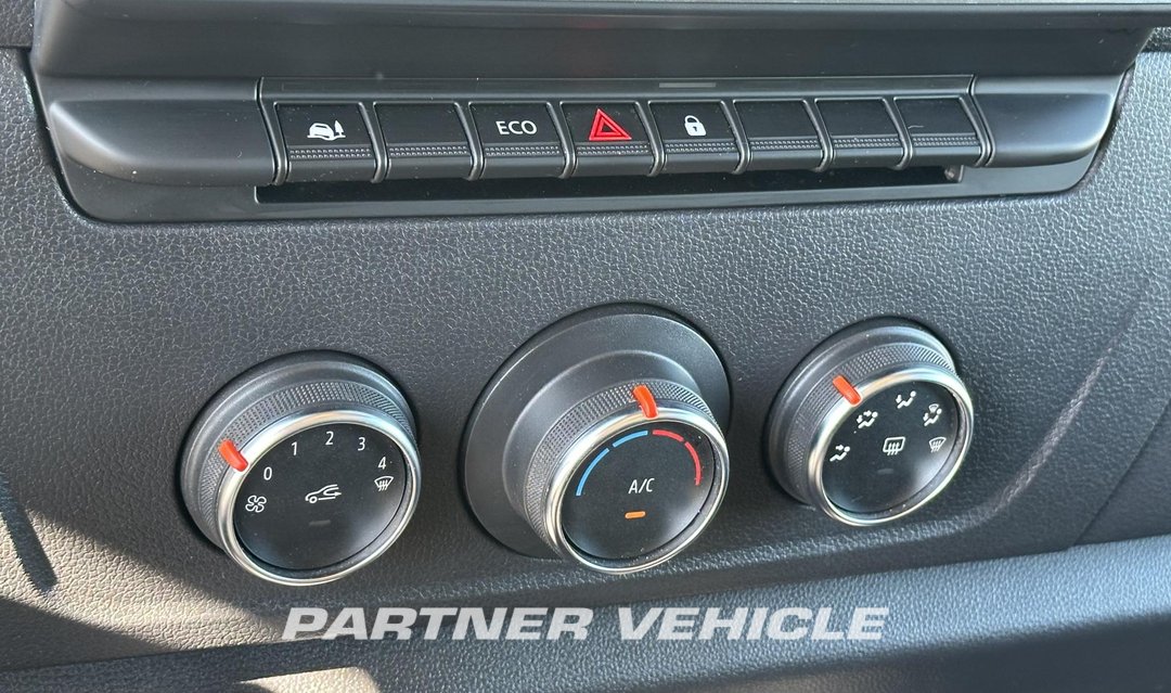 frontLeft : Renault Master 180PK Gesloten bestelwagen