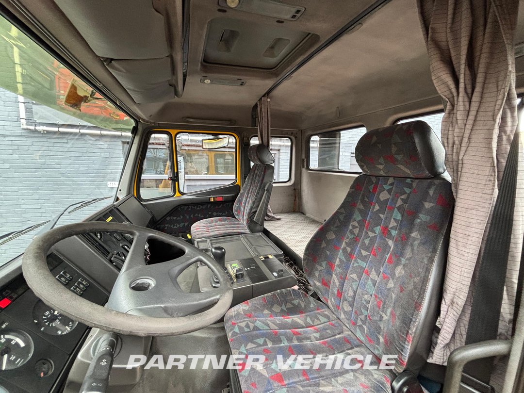 frontLeft : Mercedes SK1838 Trattore stradale