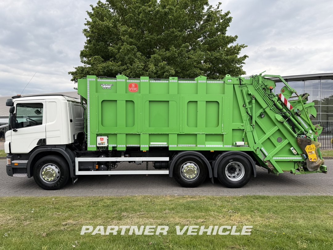 frontLeft : Scania P320 Camion de basura
